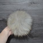 Pompon vraie fourrure gris pâle pointe naturelle