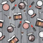 Maquillage + rouge à lèvre fond planche grise