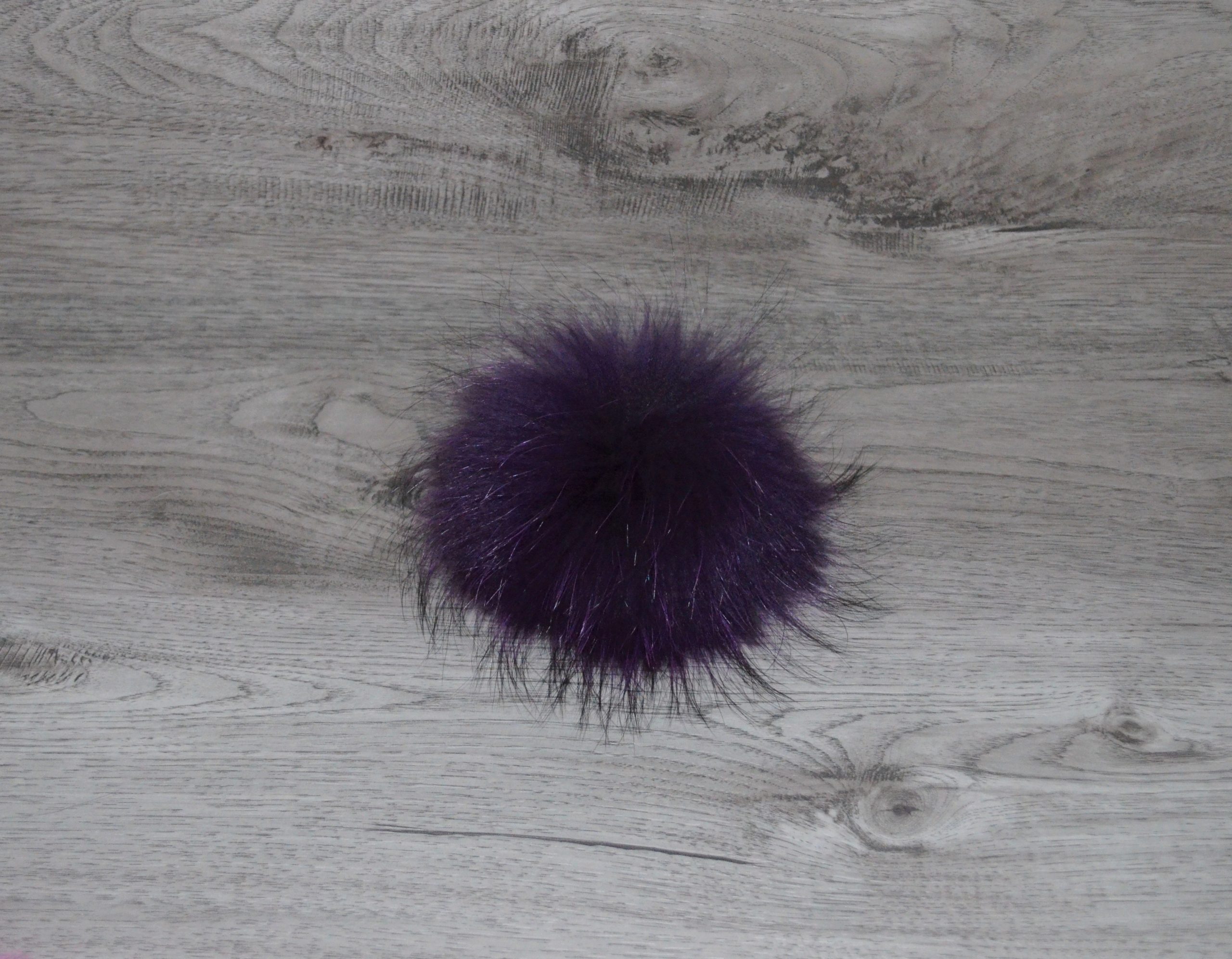 Pompon vraie fourrure violet pointe noire