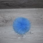Pompon vraie fourrure bleue saphir pointe pâle
