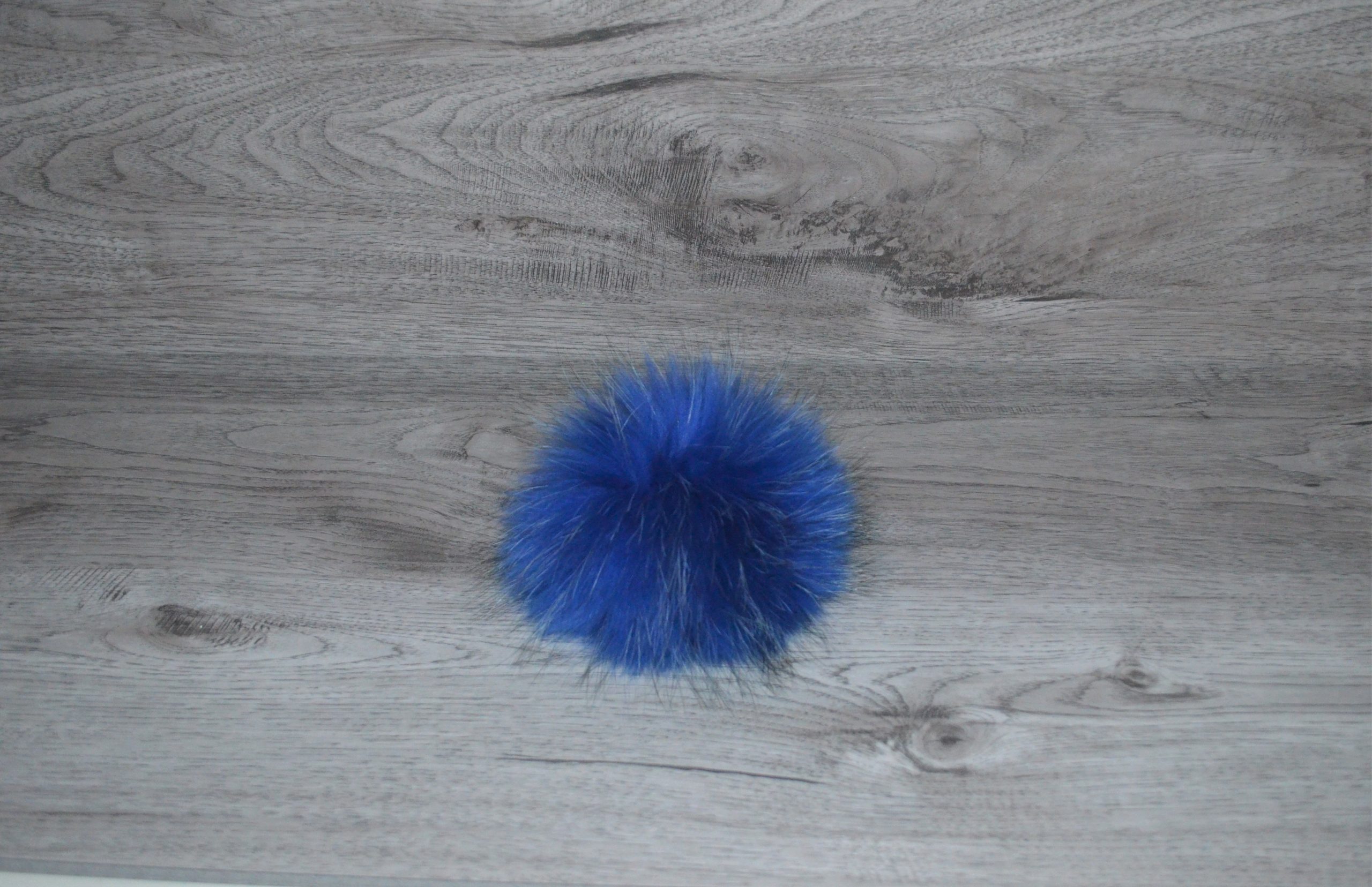 Pompon vraie fourrure bleue foncé