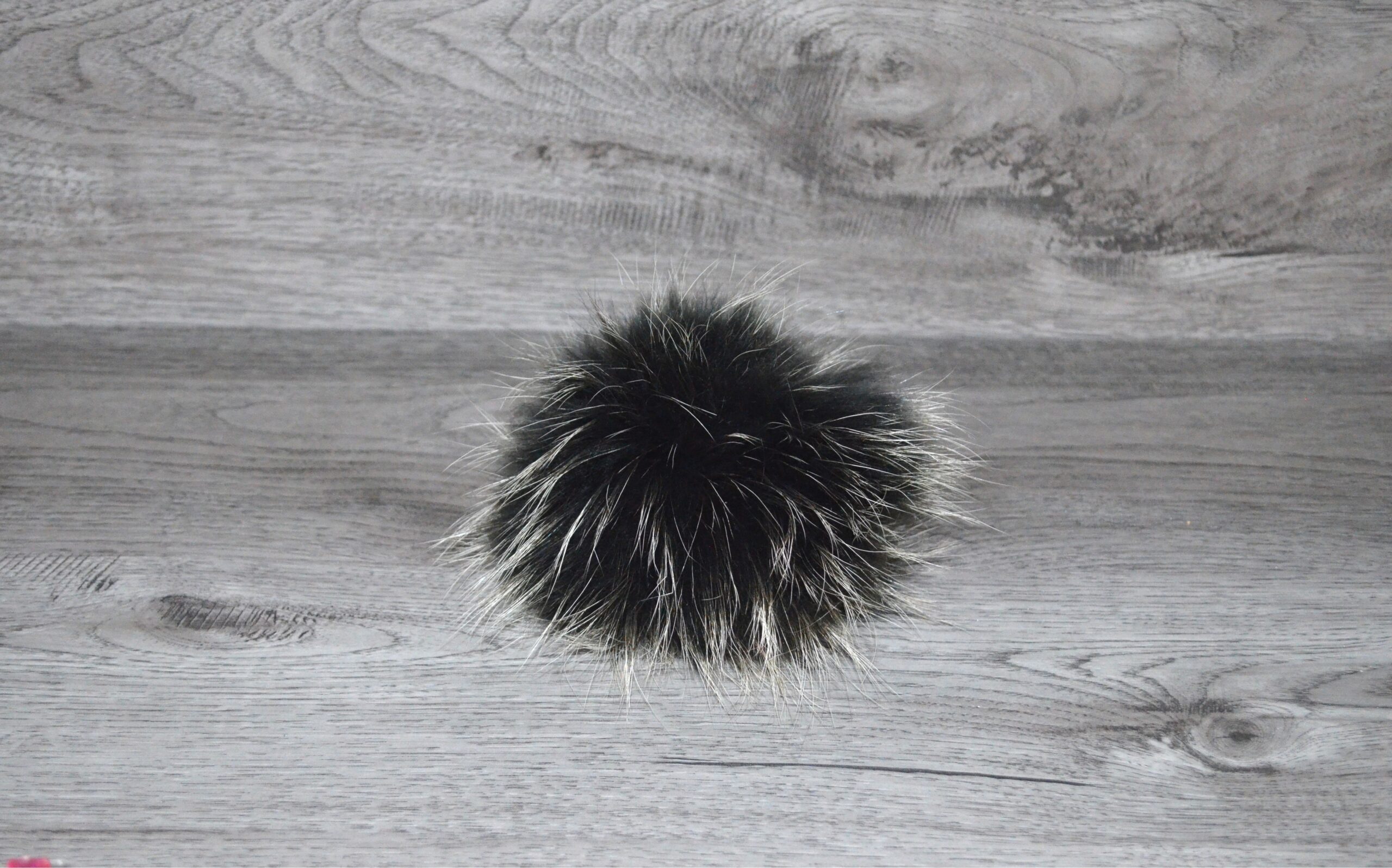Pompon vraie fourrure noir pointe blanche